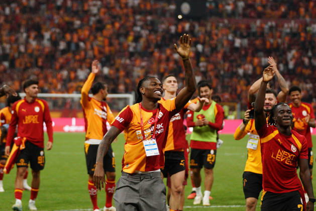 August 30, 2026, Sariyer, Istanbul, Turkey: Rafael Leao (C), a new signing for Galatasaray, greets fans after the Turkish Super League 2026 27 match between Galatasaray and Goztepe at the Ali Sami Yen Sports Complex RAMS Park Stadium in Istanbul, Turkey, on August 29, 2026. Turkish Super League 2026 27 - Galatasaray Vs Goztepe  - ZUMAu194 20260830_zip_u194_008 Copyright: xTolgaxUluturkx