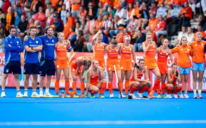 AMSTELVEEN, 29-08-2026, Wagener Stadion, FIH Hockey World Cup 2026 Women, 2026. Stijn Jolie, Robert Tigges, Renee van Laarhoven, Xan de Waard, Joosje Burg, Luna Fokke, Marleen Jochems, Pien Dicke, Rosa Fernig, Sanne Koolen, Lisa Post, Guusje Moes, Eline Jansen, Daantje de Kruijf during the game Netherlands - Argentina (women). Netherlands - Argentina (women) x206222273x Copyright: