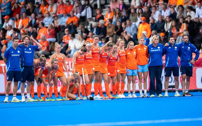 AMSTELVEEN, 29-08-2026, Wagener Stadion, FIH Hockey World Cup 2026 Women, 2026. Stijn Jolie, Robert Tigges, Renee van Laarhoven, Xan de Waard, Joosje Burg, Luna Fokke, Marleen Jochems, Pien Dicke, Rosa Fernig, Sanne Koolen, Lisa Post, Guusje Moes, Eline Jansen, Daantje de Kruijf during the game Netherlands - Argentina (women). Netherlands - Argentina (women) x206222279x Copyright: