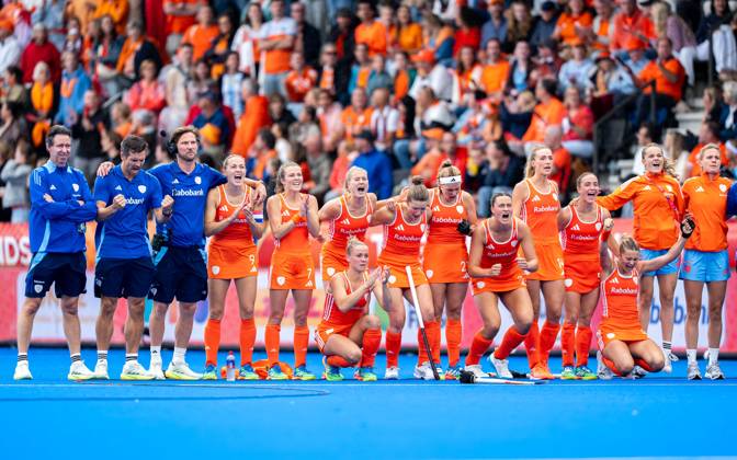 AMSTELVEEN, 29-08-2026, Wagener Stadion, FIH Hockey World Cup 2026 Women, 2026. Stijn Jolie, Robert Tigges, Renee van Laarhoven, Xan de Waard, Joosje Burg, Luna Fokke, Marleen Jochems, Pien Dicke, Rosa Fernig, Sanne Koolen, Lisa Post, Guusje Moes, Eline Jansen, Daantje de Kruijf during the game Netherlands - Argentina (women). Netherlands - Argentina (women) x206222290x Copyright: