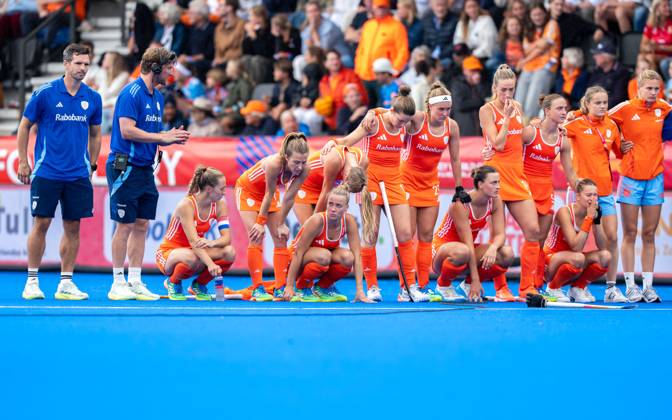 AMSTELVEEN, 29-08-2026, Wagener Stadion, FIH Hockey World Cup 2026 Women, 2026. Stijn Jolie, Robert Tigges, Renee van Laarhoven, Xan de Waard, Joosje Burg, Luna Fokke, Marleen Jochems, Pien Dicke, Rosa Fernig, Sanne Koolen, Lisa Post, Guusje Moes, Eline Jansen, Daantje de Kruijf during the game Netherlands - Argentina (women). Netherlands - Argentina (women) x206222303x Copyright: