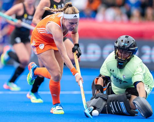 AMSTELVEEN, 29-08-2026, Wagener Stadion, FIH Hockey World Cup 2026 Women, 2026. Pien Dicke & Cristina Cosentino during the game Netherlands - Argentina (women). Netherlands - Argentina (women)  x206222316x Copyright: