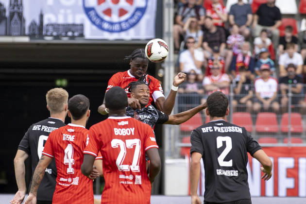Regionalliga Nordost: FC Rot-Weiß Erfurt vs. BFC Preussen; Erfurt; 29.08.2026 Maxime Aglago Awoudja ( 6; FC Rot-Weiß Erfurt) gegen Charmaine Häusl ( 21; BFC Preussen) Regionalliga Nordost: FC Rot-Weiß Erfurt vs. BFC Preussen; Steigerwaldstadion Erfurt; 29.08.2026 Copyright: xBEAUTIFULxSPORTS Duehringx
