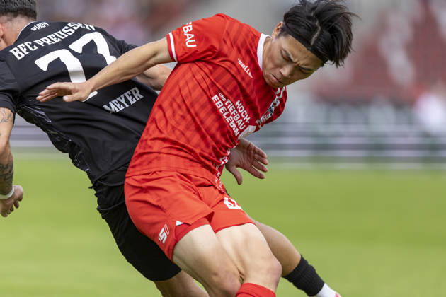 Regionalliga Nordost: FC Rot-Weiß Erfurt vs. BFC Preussen; Erfurt; 29.08.2026 Hinata Gonda ( 34; FC Rot-Weiß Erfurt) gegen Ben Florian Meyer ( 77; BFC Preussen) Regionalliga Nordost: FC Rot-Weiß Erfurt vs. BFC Preussen; Steigerwaldstadion Erfurt; 29.08.2026 Copyright: xBEAUTIFULxSPORTS Duehringx