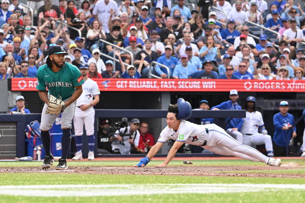 August 29, 2026, Toronto, On, Canada: Blue Jays outfielder Brett Bateman, right, scores on a wild pitch against the Seattle Mariners in a Major League Baseball game in Toronto on Aug. 29, 2026. Canada News - August 29, 2026  - ZUMAc35_ 20260829_zaf_c35_143 Copyright: xJonxBlackerx