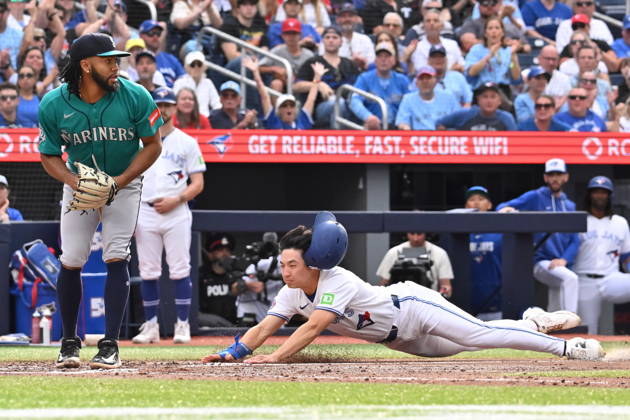 August 29, 2026, Toronto, On, Canada: Toronto Blue Jays Brett Bateman, right, scores on a wild pitch as Seattle Mariners left fielder Randy Arozarena (56) looks on during fifth inning MLB, Baseball Herren, USA baseball action in Toronto on Saturday, Aug. 29, 2026. Canada News - August 29, 2026 - ZUMAc35_ 20260829_zaf_c35_128 Copyright: xJonxBlackerx