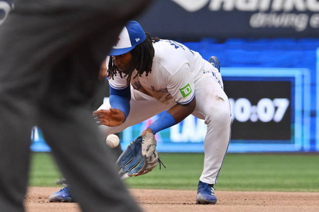 August 29, 2026, Toronto, On, Canada: Toronto Blue Jays second baseman Charles McAdoo (26) fields a ground ball off the bat of Seattle Mariners Brock Rodden during seventh inning MLB, Baseball Herren, USA baseball action in Toronto on Saturday, Aug. 29, 2026. Canada News - August 29, 2026  - ZUMAc35_ 20260829_zaf_c35_137 Copyright: xJonxBlackerx