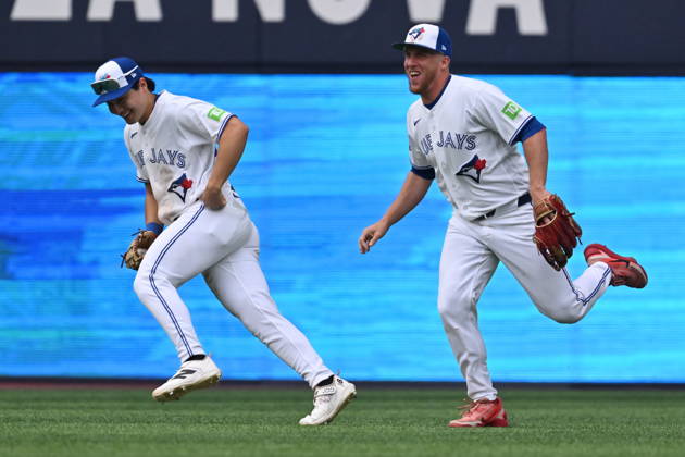 August 29, 2026, Toronto, On, Canada: Toronto Blue Jays Brett Bateman, left, and Myles Straw celebrate in the outfield after their team defeated the Seattle Mariners in MLB, Baseball Herren, USA baseball action in Toronto on Saturday, Aug. 29, 2026. Canada News - August 29, 2026 - ZUMAc35_ 20260829_zaf_c35_141 Copyright: xJonxBlackerx