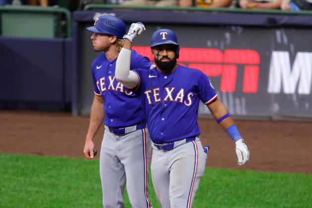 August 29, 2026, Milwaukee, Wisconsin, USA: Texas Rangers center fielder EZEQUIEL DURAN (20) hits a single during the eighth inning in a baseball game, Saturday, Aug. 28, 2026, in Milwaukee, Wisconsin. Milwaukee USA - ZUMAa325 20260829_zsa_a325_016 Copyright: xDavidxBalleringxIix