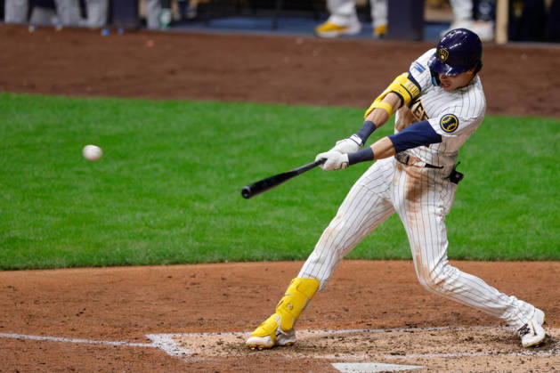 August 29, 2026, Milwaukee, Wisconsin, USA: Milwaukee Brewers designated hitter CHRISTIAN YELICH (22) hits a single to load the bases for the Brewers during the seventh inning in a baseball game, Saturday, Aug. 28, 2026, in Milwaukee, Wisconsin. MLB, Baseball Herren, USA 2026 - Rangers 3: 5 Brewers - ZUMAa325 20260829_zsa_a325_023 Copyright: xDavidxBalleringxIix