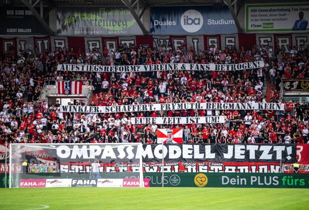FUSSBALL REGIONALLIGA NORDOST - SAISON 2026-2027 - 7. SPIELTAG FC ROT WEISS ERFURT - BFC PREUSSEN ** NUR FÜR REDAKTIONELLE ZWECKE ** EDITORIAL USE ONLY **<p>29 08 2026-Erfurt: Fussball Regionalliga Nordost 7. Spieltag Saison 2026-2027 Steigerwaldstadion FC Rot Weiss Erfurt - BFC Preussen im Foto: Banner im RWE_Fanblock mit der Aufschrift Aufstiegsreform? Vereine &amp; Fans betrogen! Winkler, Schaffert, Frymuth, Bermann, Kern eure Zeit ist um! ( Deutschland Thueringen Erfurt Copyright: SaschaxFromm