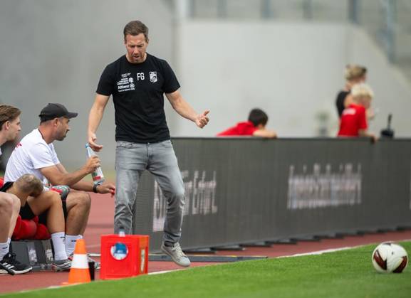 FUSSBALL REGIONALLIGA NORDOST - SAISON 2026-2027 - 7. SPIELTAG FC ROT WEISS ERFURT - BFC PREUSSEN ** NUR FÜR REDAKTIONELLE ZWECKE ** EDITORIAL USE ONLY **<p>29 08 2026-Erfurt: Fussball Regionalliga Nordost 7. Spieltag Saison 2026-2027 Steigerwaldstadion FC Rot Weiss Erfurt - BFC Preussen im Foto: Trainer Fabian Gerber (FC Rot-Weiß Erfurt) ( Deutschland Thueringen Erfurt Copyright: SaschaxFromm