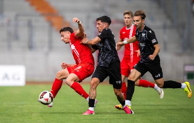 FUSSBALL REGIONALLIGA NORDOST - SAISON 2026-2027 - 7. SPIELTAG FC ROT WEISS ERFURT - BFC PREUSSEN ** NUR FÜR REDAKTIONELLE ZWECKE ** EDITORIAL USE ONLY **<p>29 08 2026-Erfurt: Fussball Regionalliga Nordost 7. Spieltag Saison 2026-2027 Steigerwaldstadion FC Rot Weiss Erfurt - BFC Preussen im Foto: Robbie Felßberg 18 (Rot-Weiß Erfurt) im Zweikampf mit Ben Meyer 77 (BFC Preussen) ( Deutschland Thueringen Erfurt Copyright: SaschaxFromm