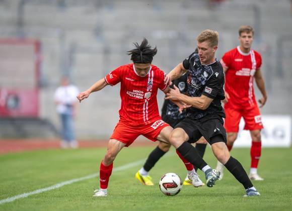 FUSSBALL REGIONALLIGA NORDOST - SAISON 2026-2027 - 7. SPIELTAG FC ROT WEISS ERFURT - BFC PREUSSEN ** NUR FÜR REDAKTIONELLE ZWECKE ** EDITORIAL USE ONLY **<p>29 08 2026-Erfurt: Fussball Regionalliga Nordost 7. Spieltag Saison 2026-2027 Steigerwaldstadion FC Rot Weiss Erfurt - BFC Preussen im Foto: Hinata Gonda 34 (FC Rot-Weiß Erfurt) im Zweikampf mit Lucas Vierling 6 (BFC Preussen) ( Deutschland Thueringen Erfurt Copyright: SaschaxFromm