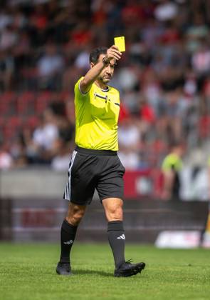 FUSSBALL REGIONALLIGA NORDOST - SAISON 2026-2027 - 7. SPIELTAG FC ROT WEISS ERFURT - BFC PREUSSEN ** NUR FÜR REDAKTIONELLE ZWECKE ** EDITORIAL USE ONLY **<p>29 08 2026-Erfurt: Fussball Regionalliga Nordost 7. Spieltag Saison 2026-2027 Steigerwaldstadion FC Rot Weiss Erfurt - BFC Preussen im Foto: Schiedsrichter Patrick Kluge ( Deutschland Thueringen Erfurt Copyright: SaschaxFromm