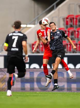 FUSSBALL REGIONALLIGA NORDOST - SAISON 2026-2027 - 7. SPIELTAG FC ROT WEISS ERFURT - BFC PREUSSEN ** NUR FÜR REDAKTIONELLE ZWECKE ** EDITORIAL USE ONLY **<p>29 08 2026-Erfurt: Fussball Regionalliga Nordost 7. Spieltag Saison 2026-2027 Steigerwaldstadion FC Rot Weiss Erfurt - BFC Preussen im Foto: Niclas Walther 22 (FC Rot-Weiß Erfurt) im Zweikampf mit Ede Gramberg 2 (BFC Preussen) ( Deutschland Thueringen Erfurt Copyright: SaschaxFromm