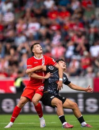 FUSSBALL REGIONALLIGA NORDOST - SAISON 2026-2027 - 7. SPIELTAG FC ROT WEISS ERFURT - BFC PREUSSEN ** NUR FÜR REDAKTIONELLE ZWECKE ** EDITORIAL USE ONLY **<p>29 08 2026-Erfurt: Fussball Regionalliga Nordost 7. Spieltag Saison 2026-2027 Steigerwaldstadion FC Rot Weiss Erfurt - BFC Preussen im Foto: Robbie Felßberg 18 (Rot-Weiß Erfurt) im Zweikampf mit Joscha Wosz 20 (BFC Preussen) ( Deutschland Thueringen Erfurt Copyright: SaschaxFromm