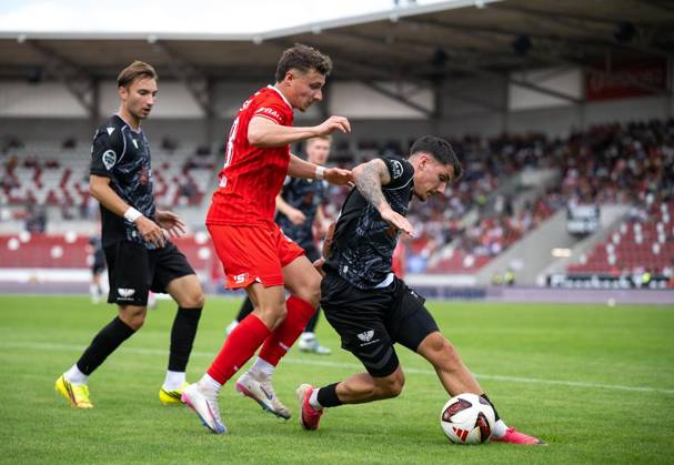 FUSSBALL REGIONALLIGA NORDOST - SAISON 2026-2027 - 7. SPIELTAG FC ROT WEISS ERFURT - BFC PREUSSEN ** NUR FÜR REDAKTIONELLE ZWECKE ** EDITORIAL USE ONLY **<p>29 08 2026-Erfurt: Fussball Regionalliga Nordost 7. Spieltag Saison 2026-2027 Steigerwaldstadion FC Rot Weiss Erfurt - BFC Preussen im Foto: Robbie Felßberg 18 (Rot-Weiß Erfurt) im Zweikampf mit Ben Meyer 77 (BFC Preussen) ( Deutschland Thueringen Erfurt Copyright: SaschaxFromm