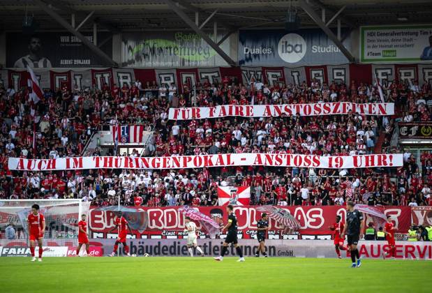 FUSSBALL REGIONALLIGA NORDOST - SAISON 2026-2027 - 7. SPIELTAG FC ROT WEISS ERFURT - BFC PREUSSEN ** NUR FÜR REDAKTIONELLE ZWECKE ** EDITORIAL USE ONLY **<p>29 08 2026-Erfurt: Fussball Regionalliga Nordost 7. Spieltag Saison 2026-2027 Steigerwaldstadion FC Rot Weiss Erfurt - BFC Preussen im Foto: Banner im RWE_Fanblock mit der Aufschrift Für faire Anstosszeiten - Auch im Landespokal - Anstoss 19 Uhr ! ( Deutschland Thueringen Erfurt Copyright: SaschaxFromm