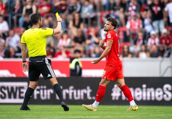 FUSSBALL REGIONALLIGA NORDOST - SAISON 2026-2027 - 7. SPIELTAG FC ROT WEISS ERFURT - BFC PREUSSEN ** NUR FÜR REDAKTIONELLE ZWECKE ** EDITORIAL USE ONLY **<p>29 08 2026-Erfurt: Fussball Regionalliga Nordost 7. Spieltag Saison 2026-2027 Steigerwaldstadion FC Rot Weiss Erfurt - BFC Preussen im Foto: Schiedsrichter Patrick Kluge zeigt Romarjo Hajrulla 9 (FC Rot Weiss Erfurt) die Gelbe Karte ( Deutschland Thueringen Erfurt Copyright: SaschaxFromm