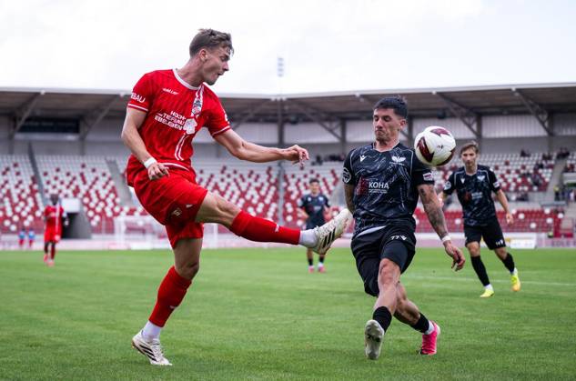 FUSSBALL REGIONALLIGA NORDOST - SAISON 2026-2027 - 7. SPIELTAG FC ROT WEISS ERFURT - BFC PREUSSEN ** NUR FÜR REDAKTIONELLE ZWECKE ** EDITORIAL USE ONLY **<p>29 08 2026-Erfurt: Fussball Regionalliga Nordost 7. Spieltag Saison 2026-2027 Steigerwaldstadion FC Rot Weiss Erfurt - BFC Preussen im Foto: Laurenz Dehl 29 (FC Rot‘Weiß Erfurt) im Zweikampf mit Ben Meyer 77 (BFC Preussen) ( Deutschland Thueringen Erfurt Copyright: SaschaxFromm