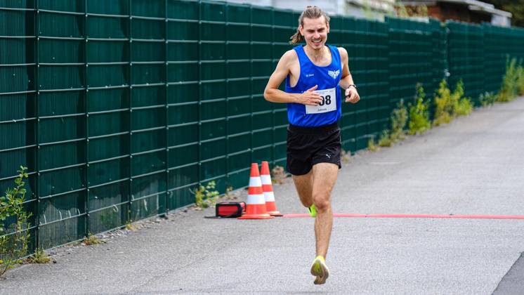 28. RWW-Ruhrauenlauf in Mülheim ** NUR FÜR REDAKTIONELLE ZWECKE ** EDITORIAL USE ONLY **<p>Gewinner 14:15 Uhr 5-km-Jogginglauf 28. RWW-Ruhrauenlauf in den Ruhrauen am Samstag, 29. August 2026 in Mülheim.¨ Deutschland NRW Mülheim Copyright: ChristophxWojtyczka
