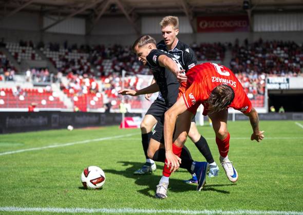FUSSBALL REGIONALLIGA NORDOST - SAISON 2026-2027 - 7. SPIELTAG FC ROT WEISS ERFURT - BFC PREUSSEN ** NUR FÜR REDAKTIONELLE ZWECKE ** EDITORIAL USE ONLY **<p>29 08 2026-Erfurt: Fussball Regionalliga Nordost 7. Spieltag Saison 2026-2027 Steigerwaldstadion FC Rot Weiss Erfurt - BFC Preussen im Foto: Til Linus Schwarz 3 (FC Rot-Weiß Erfurt) im Zweikampf mit Oliver Maric 8 (BFC Preussen) ( Deutschland Thueringen Erfurt Copyright: SaschaxFromm
