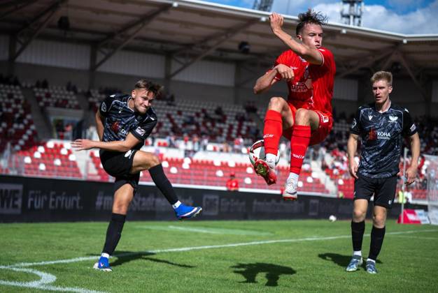 FUSSBALL REGIONALLIGA NORDOST - SAISON 2026-2027 - 7. SPIELTAG FC ROT WEISS ERFURT - BFC PREUSSEN ** NUR FÜR REDAKTIONELLE ZWECKE ** EDITORIAL USE ONLY **<p>29 08 2026-Erfurt: Fussball Regionalliga Nordost 7. Spieltag Saison 2026-2027 Steigerwaldstadion FC Rot Weiss Erfurt - BFC Preussen im Foto: Til Linus Schwarz 3 (FC Rot-Weiß Erfurt) im Zweikampf mit Oliver Maric 8 (BFC Preussen) ( Deutschland Thueringen Erfurt Copyright: SaschaxFromm