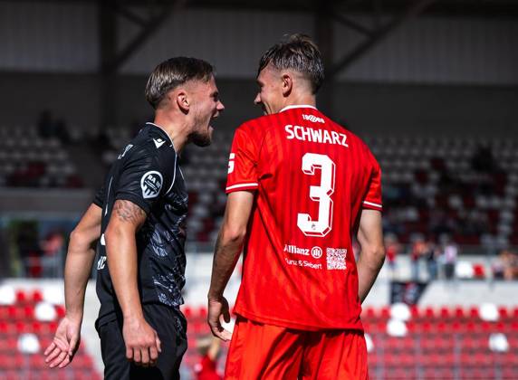 FUSSBALL REGIONALLIGA NORDOST - SAISON 2026-2027 - 7. SPIELTAG FC ROT WEISS ERFURT - BFC PREUSSEN ** NUR FÜR REDAKTIONELLE ZWECKE ** EDITORIAL USE ONLY **<p>29 08 2026-Erfurt: Fussball Regionalliga Nordost 7. Spieltag Saison 2026-2027 Steigerwaldstadion FC Rot Weiss Erfurt - BFC Preussen im Foto: Til Linus Schwarz 3 (FC Rot-Weiß Erfurt) im Disput mit Oliver Maric 8 (BFC Preussen) ( Deutschland Thueringen Erfurt Copyright: SaschaxFromm
