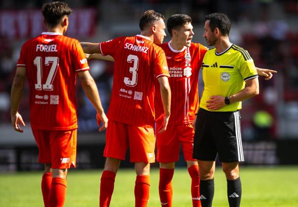 FUSSBALL REGIONALLIGA NORDOST - SAISON 2026-2027 - 7. SPIELTAG FC ROT WEISS ERFURT - BFC PREUSSEN ** NUR FÜR REDAKTIONELLE ZWECKE ** EDITORIAL USE ONLY **<p>29 08 2026-Erfurt: Fussball Regionalliga Nordost 7. Spieltag Saison 2026-2027 Steigerwaldstadion FC Rot Weiss Erfurt - BFC Preussen im Foto: Til Linus Schwarz 3 (FC Rot-Weiß Erfurt) und Niclas Walther 22 (FC Rot-Weiß Erfurt) diskutieren mit Schiedsrichter Patrick Kluge ( Deutschland Thueringen Erfurt Copyright: SaschaxFromm