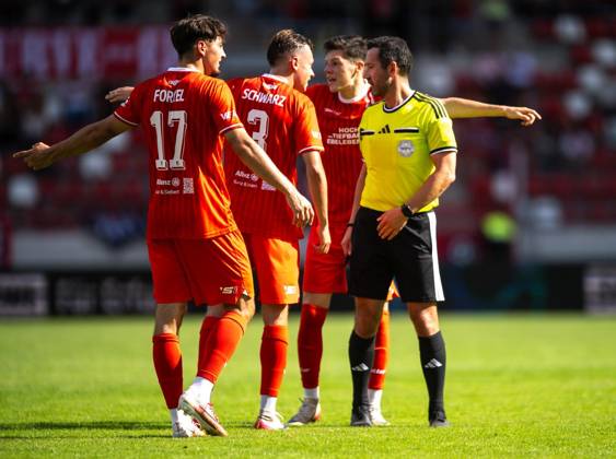 FUSSBALL REGIONALLIGA NORDOST - SAISON 2026-2027 - 7. SPIELTAG FC ROT WEISS ERFURT - BFC PREUSSEN ** NUR FÜR REDAKTIONELLE ZWECKE ** EDITORIAL USE ONLY **<p>29 08 2026-Erfurt: Fussball Regionalliga Nordost 7. Spieltag Saison 2026-2027 Steigerwaldstadion FC Rot Weiss Erfurt - BFC Preussen im Foto: Til Linus Schwarz 3 (FC Rot-Weiß Erfurt) und Niclas Walther 22 (FC Rot-Weiß Erfurt) diskutieren mit Schiedsrichter Patrick Kluge ( Deutschland Thueringen Erfurt Copyright: SaschaxFromm