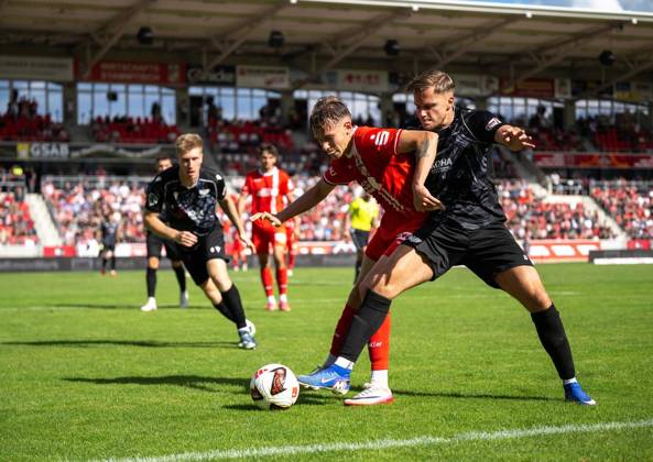 FUSSBALL REGIONALLIGA NORDOST - SAISON 2026-2027 - 7. SPIELTAG FC ROT WEISS ERFURT - BFC PREUSSEN ** NUR FÜR REDAKTIONELLE ZWECKE ** EDITORIAL USE ONLY **<p>29 08 2026-Erfurt: Fussball Regionalliga Nordost 7. Spieltag Saison 2026-2027 Steigerwaldstadion FC Rot Weiss Erfurt - BFC Preussen im Foto: Til Linus Schwarz 3 (FC Rot-Weiß Erfurt) im Zweikampf mit Oliver Maric 8 (BFC Preussen) ( Deutschland Thueringen Erfurt Copyright: SaschaxFromm