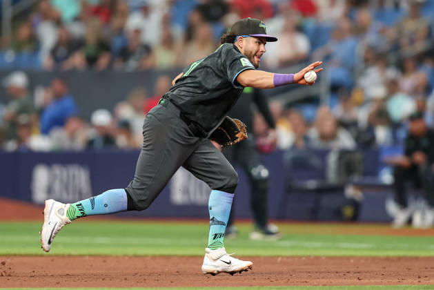 August 29, 2026, St. Petersburg, Florida, USA: Tampa Bay Rays first baseman JONATHAN ARANDA (8) fields a ground ball during a game against the San Diego Padres. The Tampa Bay Rays hosted the San Diego Padres at Tropicana Field in St. Petersburg, FL. MLB, Baseball Herren, USA 2026: San Diego Padres 6:7 Tampa Bay Rays  - ZUMAm299 20260829_znp_m299_050 Copyright: xTaylorxMcFeex