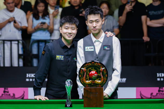 (260830) -- WUHAN, Aug. 30, 2026 -- Chang Bingyu (R) of China and Zhao Xintong of China pose for photos during the awarding ceremony after their final match at Wuhan Open 2026 snooker tournament in Wuhan, central China s Hubei Province, Aug. 29, 2026. ) (SP)CHINA-SNOOKER-WUHAN OPEN (CN) WuxZhizun 