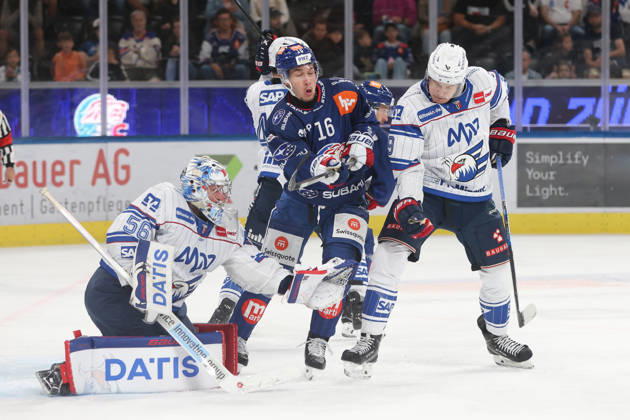 29.08.2026 Zuerich, SCHWEIZ, Swiss Life Arena Eishockey Saison 2026 2027 Freundschaftsspiel ZSC Lions - Adler Mannheim Joshua Fahrni (mitte,ZSC) gegen Leon Gawanke (Adler) vor Torwart Maximilian Franzreb (Adler)