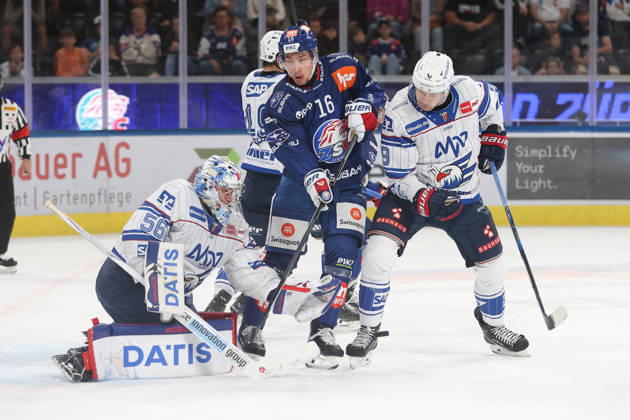 29.08.2026 Zuerich, SCHWEIZ, Swiss Life Arena Eishockey Saison 2026 2027 Freundschaftsspiel ZSC Lions - Adler Mannheim Joshua Fahrni (mitte,ZSC) gegen Leon Gawanke (Adler) vor Torwart Maximilian Franzreb (Adler)