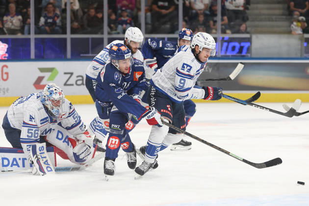 29.08.2026 Zuerich, SCHWEIZ, Swiss Life Arena Eishockey Saison 2026 2027 Freundschaftsspiel ZSC Lions - Adler Mannheim Joshua Fahrni (mitte,ZSC) gegen Leon Gawanke (Adler) vor Torwart Maximilian Franzreb (Adler)