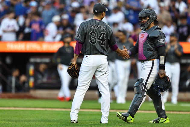 MLB, Baseball Herren, USA Houston Astros Vs. New York Mets New York Mets starting pitcher Kodai Senga 34 and catcher Francisco Alvarez 4 celebrate a 6-2 win over the Houston Astros at Citi Field in Flushing, New York, on August 29, 2026. Flushing New York United States  Copyright: xGordonxDonovanx originalFilename:donovan-mlbhoust260829_npHlP.jpg