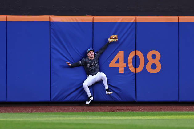 MLB, Baseball Herren, USA Houston Astros Vs. New York Mets New York Mets centerfielder A.J. Ewing 9 makes a catch against the wall during the ninth inning of a baseball game against the Houston Astros at Citi Field in Flushing, New York, on August 29, 2026. Flushing New York United States  Copyright: xGordonxDonovanx originalFilename:donovan-mlbhoust260829_npJEO.jpg