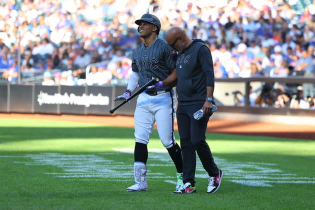 MLB, Baseball Herren, USA Houston Astros Vs. New York Mets New York Mets Juan Soto 22 is checked by Mets trainer Bryan Baca after fouling a ball off his leg during the fifth inning of a baseball game against the Houston Astros at Citi Field in Flushing, New York, on August 29, 2026. Flushing New York United States  Copyright: xGordonxDonovanx originalFilename:donovan-mlbhoust260829_npgCt.jpg