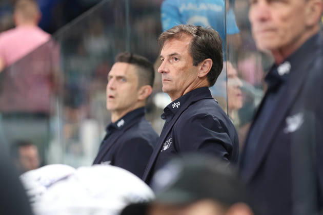 29.08.2026 Zuerich, SCHWEIZ, Swiss Life Arena Eishockey Saison 2026 2027 Freundschaftsspiel ZSC Lions - Adler Mannheim Trainer Dallas Eakins (Adler)