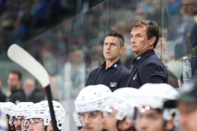 29.08.2026 Zuerich, SCHWEIZ, Swiss Life Arena Eishockey Saison 2026 2027 Freundschaftsspiel ZSC Lions - Adler Mannheim Trainer Dallas Eakins (Adler)