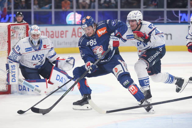 29.08.2026 Zuerich, SCHWEIZ, Swiss Life Arena Eishockey Saison 2026 2027 Freundschaftsspiel ZSC Lions - Adler Mannheim Malte Stroemwall (li,ZSC Lions) gegen Dan Renouf (Adler)