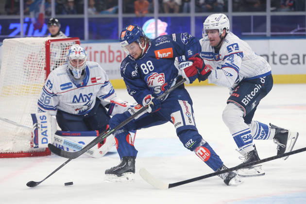 29.08.2026 Zuerich, SCHWEIZ, Swiss Life Arena Eishockey Saison 2026 2027 Freundschaftsspiel ZSC Lions - Adler Mannheim Malte Stroemwall (li,ZSC Lions) gegen Dan Renouf (Adler)