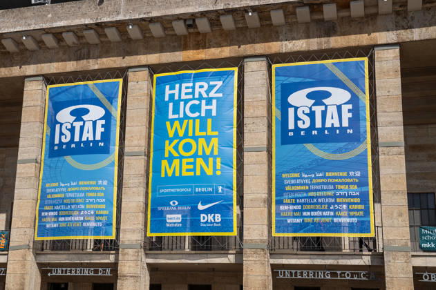 Deutschland: Leichtathletik, Leichtathletik Meeting, Sportfest ISTAF 2026 am 30.08.2026 in Berlin (Olympiastadion): ISTAF-Banner mit dem Schriftzug Herzlich willkommen! an der Fassade des Olympiastadions Berlin vor dem internationalen Leichtathletikmeeting ISTAF Berlin. Copyright: xSvenxHeidmannx