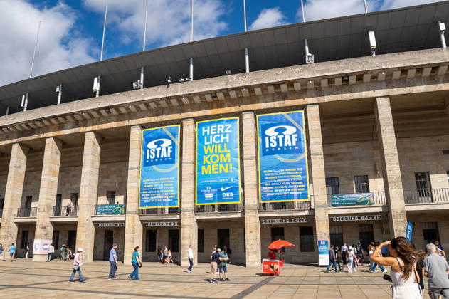 Deutschland: Leichtathletik, Leichtathletik Meeting, Sportfest ISTAF 2026 am 30.08.2026 in Berlin (Olympiastadion): ISTAF-Banner mit dem Schriftzug Herzlich willkommen! an der Fassade des Olympiastadions Berlin vor dem internationalen Leichtathletikmeeting ISTAF Berlin. Copyright: xSvenxHeidmannx