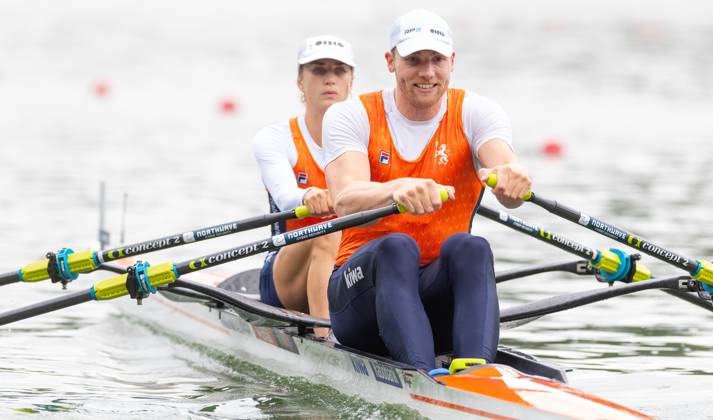 AMSTERDAM - Roos de Jong and Simon van Dorp during the semi-final for the mixed double sculls on the seventh and final day of the World Rowing Championships at the Bosbaan in the Amsterdam Forest. IRIS VAN DEN BROEK ANP xVIxANPxSportx xxANPxIVx 566581748 originalFilename: 566581748.jpg