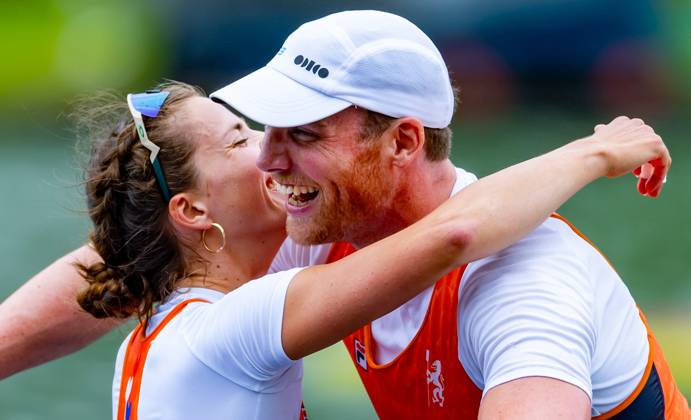 AMSTERDAM - Simon van Dorp and Roos de Jong in action during the mixed double sculls final on the seventh and final day of the World Rowing Championships at the Bosbaan in the Amsterdam Forest. IRIS VAN DEN BROEK ANP xVIxANPxSportx xxANPxIVx 566594033 originalFilename: 566594033.jpg