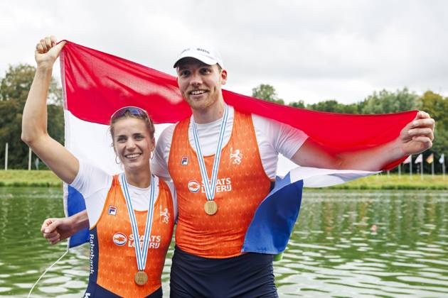 AMSTERDAM - Roos de Jong and Simon van Dorp celebrate first place with gold medals in the mixed double sculls final on the seventh day of the World Rowing Championships at the Bosbaan in the Amsterdam Forest. IRIS VAN DEN BROEK ANP xVIxANPxSportx xxANPxIVx 566596364 originalFilename: 566596364.jpg