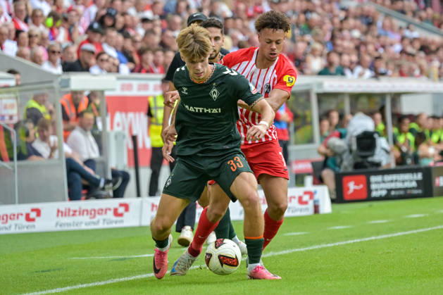 Mick Schmetgens (SV Werder Bremen, 33) am Ball vor Derry Scherhant (SC Freiburg, 07) GER, SC Freiburg vs Werder Bremen, Fussball, Bundesliga, 1. Spieltag, Saison 2026 2027, 30.08.2026 DFL DFB REGULATIONS PROHIBIT ANY USE OF PHOTOGRAPHS AS IMAGE SEQUENCES AND OR QUASI-VIDEO GER, SC Freiburg vs Werder Bremen, Fussball, Bundesliga, 1. Spieltag, Saison 2026 2027, 30.08.2026 Freiburg Copyright: xEibner-Pressefotox EP_THS